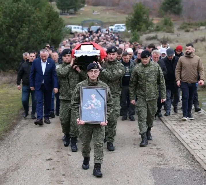 Comisia guvernamentală pentru dispariţie: În Decan a fost re-încoronat cu mare onoare pentru a depune mărturie la Agron Gjocaj