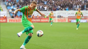 Florent Hadergjona markiert den Supergogue gegen Basaxehir