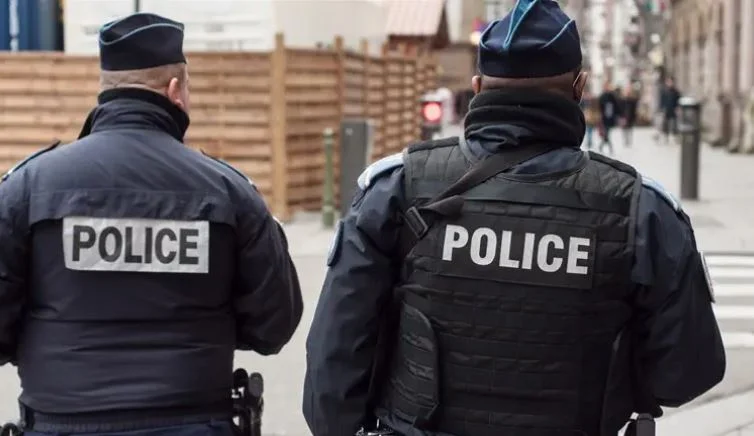 フランスは2人の若者を逮捕し、攻撃の計画を疑った