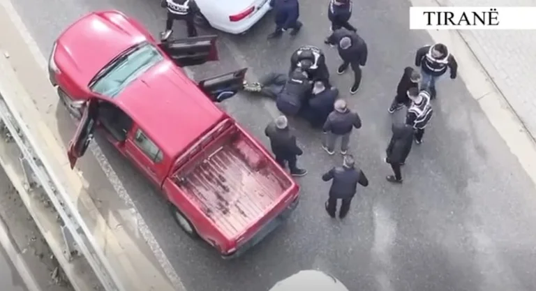 Δράση όπως στις αλβανικές αστυνομικές ταινίες, τη στιγμή που ένα άτομο πιαστεί στη μέση του δρόμου