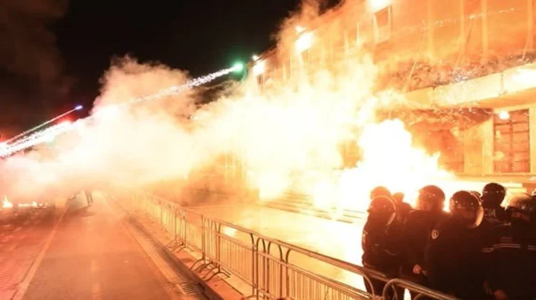 Protestul opoziţiei de la Tirana, problemele ministrului de interne cu cereri de protestatari