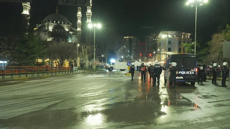 Subx0> Saci umplute cu Molotov”, 7 însoţite de poliţie în urma protestului opoziţiei
