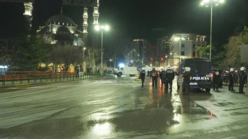 “モロフ”、反対のprotestの後で警察に付随する7つ満たされた袋
