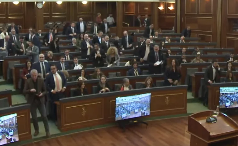 Fără administraţia opoziţiei, puterea aprobă bugetul 2026