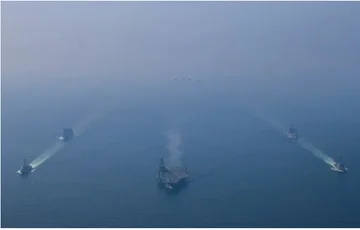 米国は、合意のためにイランをプッシュし、2003年以来、最大の軍事力をホスト
