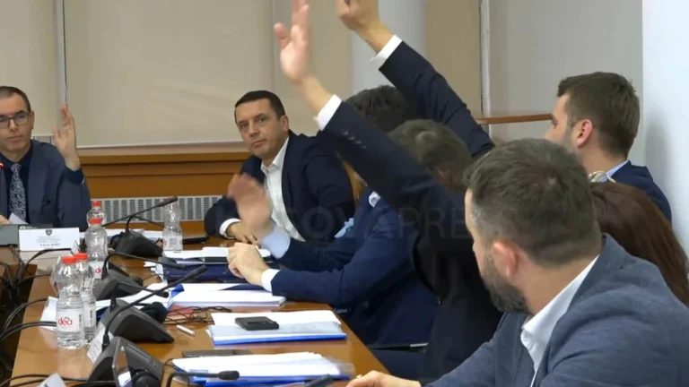 Adjunctul VV continuă acţiunile împotriva foştilor lideri ai KLA, votând cu două mâini împotriva sprijinului financiar