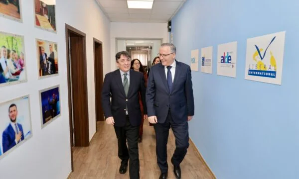 Hamza isännöi Italian suurlähettilään poliittista kehitystä koskevaa kiistaa kokouksessa