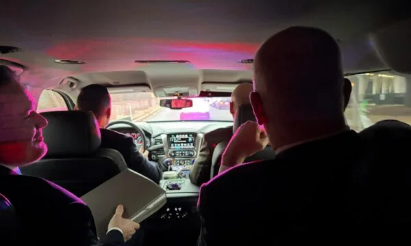 Edi Rama în drum spre întâlnirea Consiliului de Pace al SUA, unul dintre miniştrii săi publică fotografii