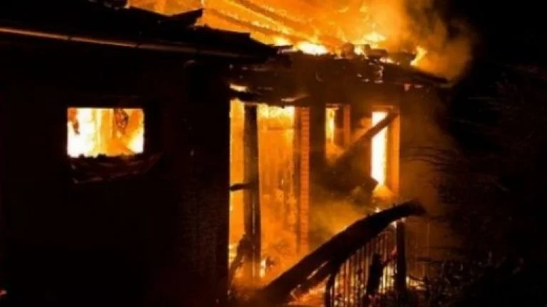 Arde o casă pe strada B din Pristina, detalii ale poliţiei
