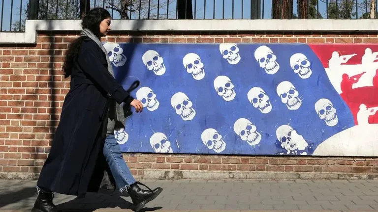 Casa Albă spune că Iranul ar fi înţelept să ajungă la un acord în timp ce Statele Unite sporesc prezenţa militară.
