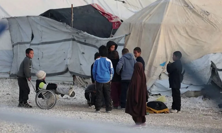44 Albańczycy nadal są w Syrii, 10 dżihadystów w więzieniu, 7 kobiet i 17 dzieci mieszka w obozach