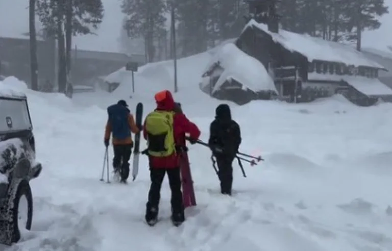 Opt schiori găsiţi morţi după avalanşa din California... unul încă lipseşte.