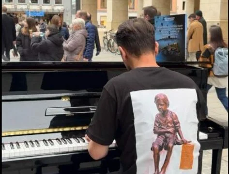 Pianistul îşi aminteşte de copiii ucişi în timpul războiului din Kosovo din Piaţa München