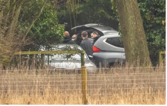 Aretacija brata kralja Karla, znamenitosti, policija pred Andrewovo hišo v Sandringhamu.
