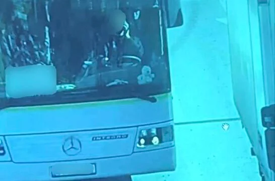Pristina : 그는 운전하고 3 개월 동안 떠나는 동안 두 번째 전화를 사용하여 잡았고 버스 드라이버를위한 200 유로를 벌금으로했습니다.