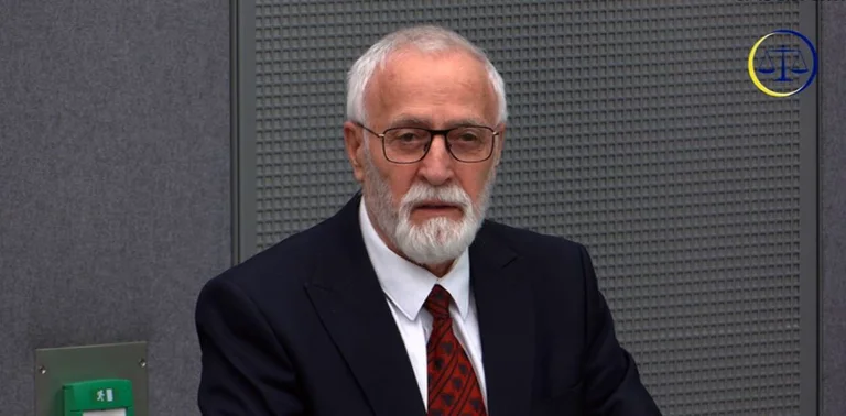 Krasniqi începe cuvântul: Eu stau în fața ta nu ca un criminal, dar ca un om crescut în lupta pentru demnitatea umană