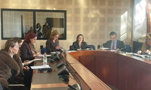 Musliu demana a l'audiència pública en cas de la Televisió de Radio Kosovo, la Comissió adverteix la invitació a RTK