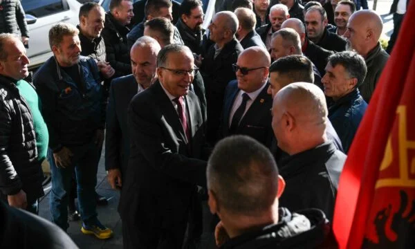 Ieri, oamenii au vorbit, astăzi vorbesc