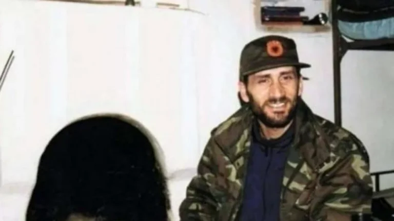 “Φίσνικ, το KLA είναι ανίκητο”, δημοσιευμένες εικόνες πριν την αναχώρηση του ήρωα Αγκίμ Ραμαντάνι στον πόλεμο