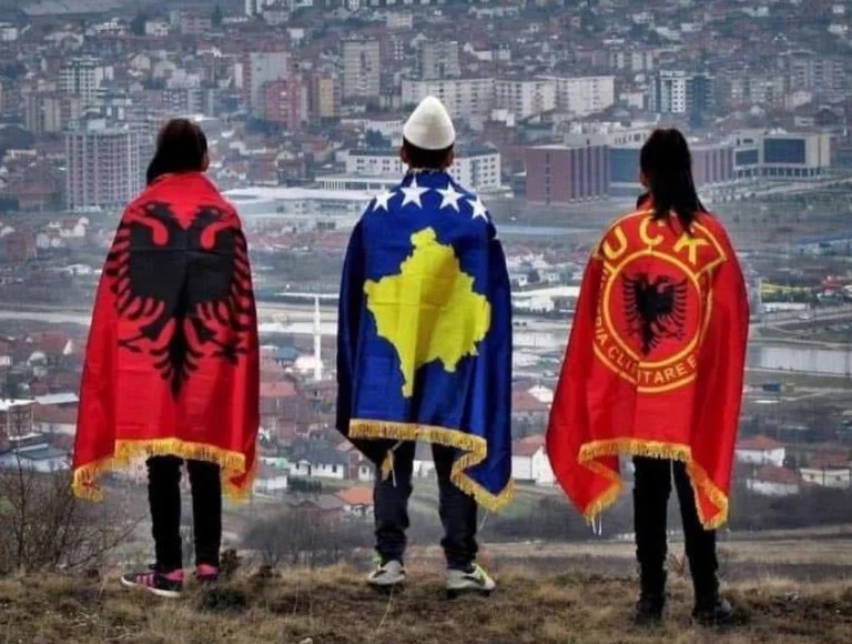 Amb banderes d' Albània, Kosovo i KLA, Èdi Rama comença a esmorzar