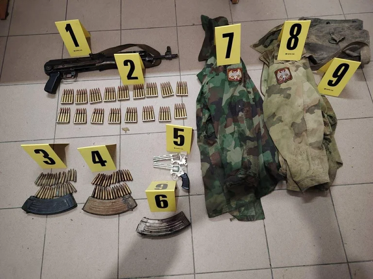 Acció de policia al nord: armes serbies, granades i emblemes confiscades