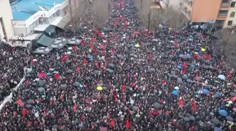 “LIRIA KAMER” publikuje obrazy dronów, ogromnej liczby protestujących