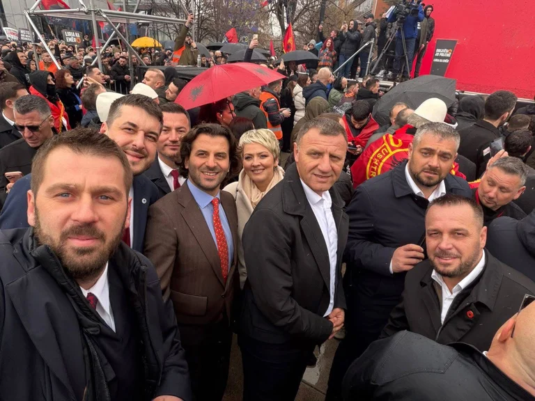 Ejup Macedônia, Andy Hoti, Ardita Sinani e deputados VVA participaram da marcha para “Justiça, não política”