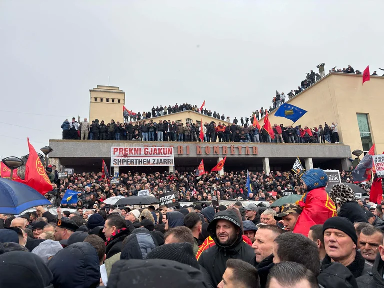 Občané vyplňují “náměstí Skenderbeu”, začíná pochod “Spravedlnost, ne politika” pro zachránce