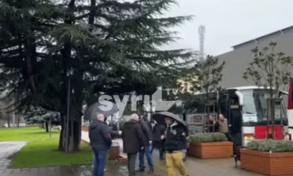 Marsz dla byłych przywódców KLA w Hadze, autobusy są gotowe udać się w kierunku Prisztina