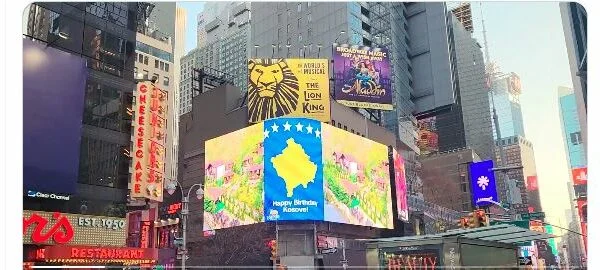 Na tela gigante na Times Square de Nova York, a bandeira do Kosovo aparece no 18o aniversário da independência