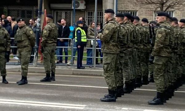 Żołnierze gotowi na paradę, podczas gdy przywódcy instytucjonalni czekają na uroczystą sesję.