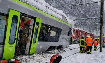 Avalancheショックは、バライ、スイス、5人の負傷者におけるトラックから列車を引き出す