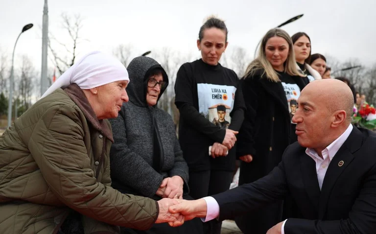 Haradinaj uczestniczy w ponownym uzależnieniu świadka Hoxha: Jego poświęcenie zmusza nas do utrzymania naszej wolności.