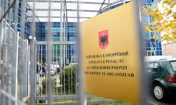 El a luat 700 de euro de la prizonieri, condamnat la fostul șef al închisorii din Lushnje