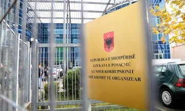 彼は囚人から700ユーロを取った、ルーシュンジェの元刑務所長に文言
