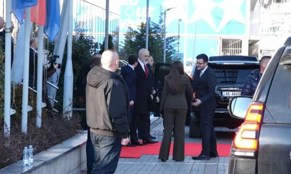 Aproximativ o oră de discuţii, întâlnirea lui Kurt cu Rama se încheie fără o conferinţă de presă.