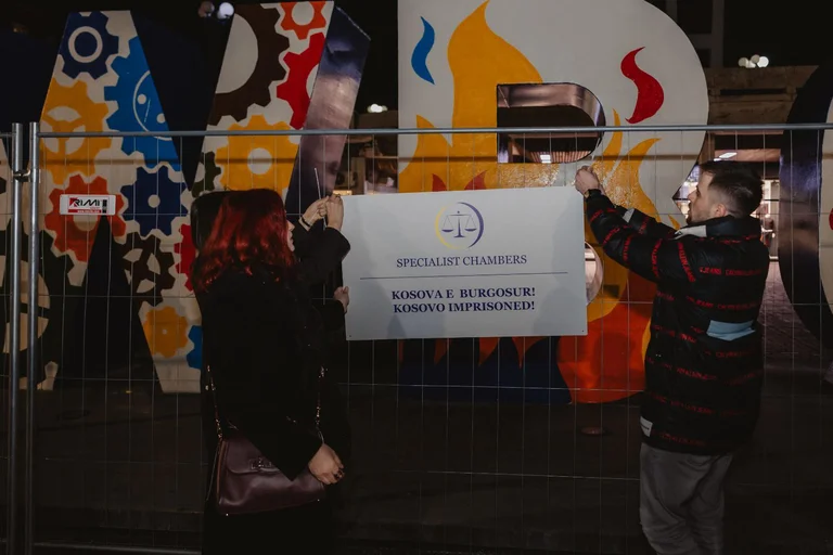 Monumentul independent a fost plasat în asediul închisorii Curţii Speciale: Kosovo este închis