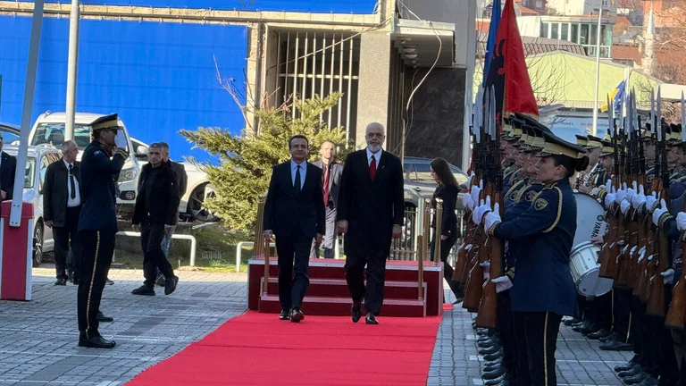 Ο Πρωθυπουργός Κούρτι φιλοξενεί τον Ράμα με επίσημη τελετή στην κυβέρνηση