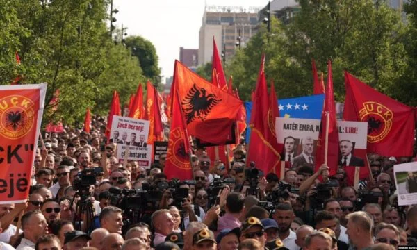 A 18-a aniversare a cetăţeniei găseşte Kosovo în mijlocul vacanţei, protest