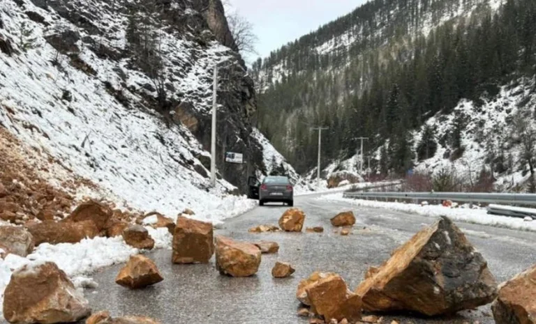 Politia cu apel urgent: Aveti grija pe Pay-Rovova Road, risc de prabusire a pietrelor