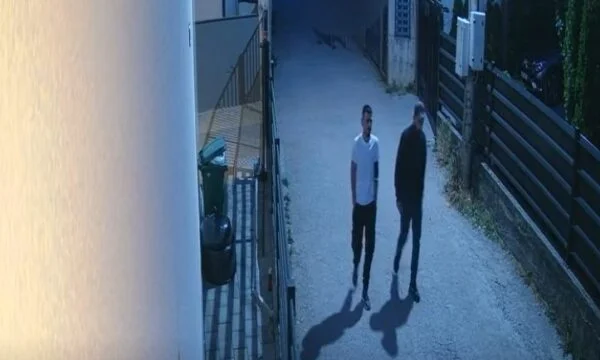 Poliţia din Gjilan publică înregistrări, aceşti doi oameni suspectaţi de furt grav.