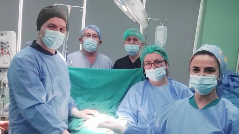 Spitalul Mitrovica elimină cu succes o tumoare de aproximativ 4 kg de la un pacient