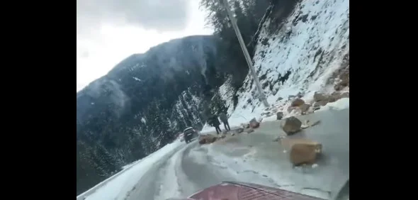 O bandă este interzisă din circulație în urma alunecare de pietre în Rugova