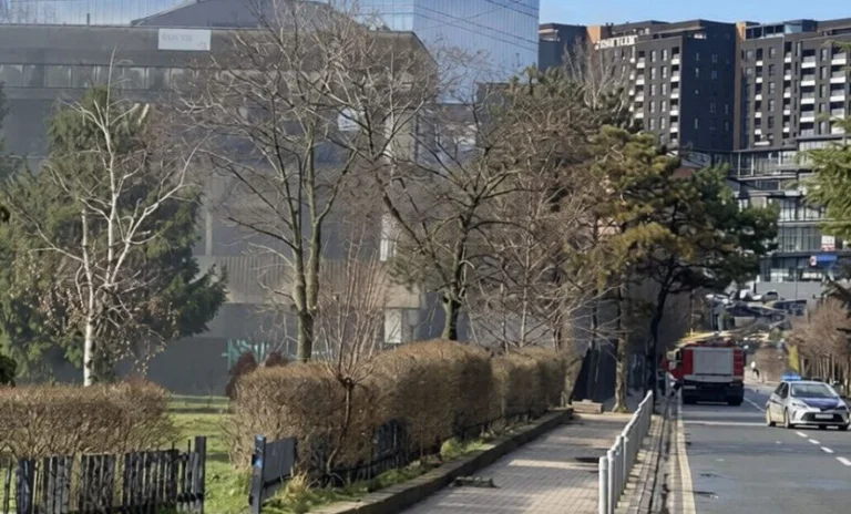 Fum în unitatea AKP din Pristina, pompierii intervin
