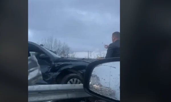 Dos accidents al carrer Pristina? Podujevo, tres persones ferides