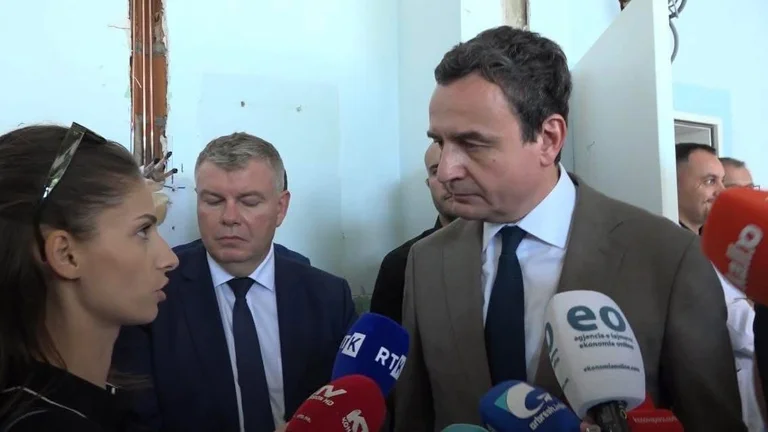 Ο Blerim Hadziaj εκτελεί το <x0amanet” της εξουσίας, απορρίπτοντας τον δημοσιογράφο της RTK ο οποίος αρνήθηκε να διαβάσει ένα κείμενο υπέρ του Dimal Basha