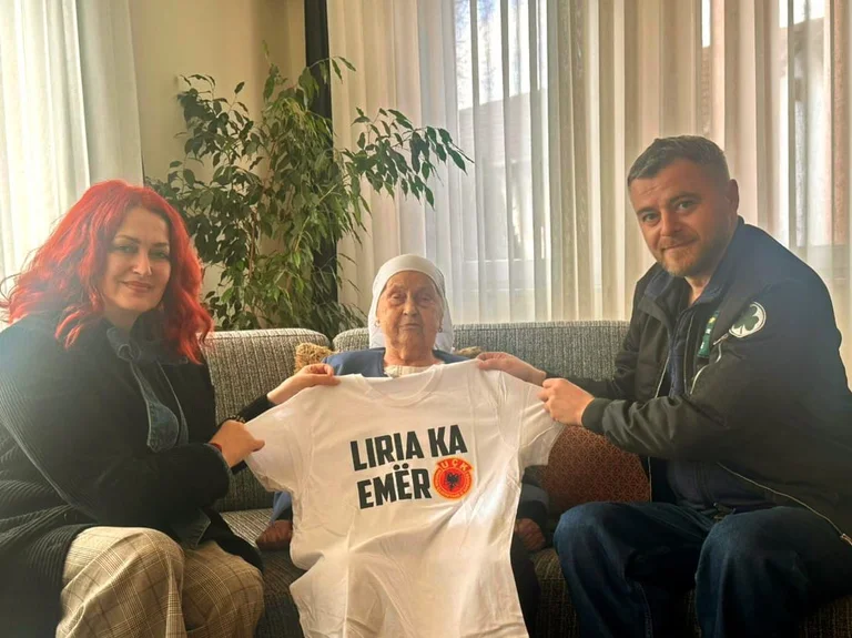 Była matka prezydenta Thaci mocno popiera 17 lutego marca