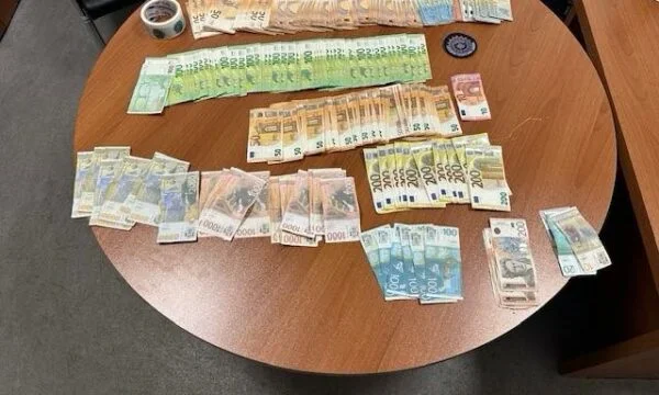 Το τελωνείο βρίσκει ένα άτομο περίπου 16 χιλιάδες ευρώ, 36 χιλιάδες, 780 αδήλωτα δηνάρια