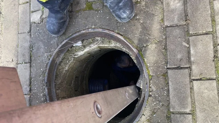 O persoană cade în fântâni, salvată de pompierii Gjakova