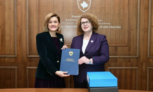 Mimoza Kusari przyjmuje zadanie od Rosette Hajdari: Po 15 latach wracam na szczyt Ministerstwa Handlu